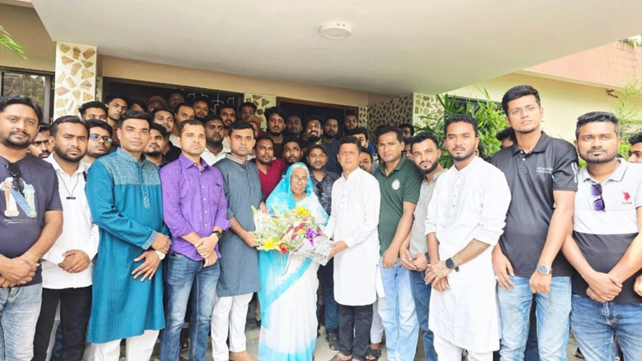 যশোরে ছাত্রদলের নবগঠিত কমিটির নেতাদের নার্গিস বেগমের সঙ্গে সাক্ষাৎ। ছবি: সংগৃহীত