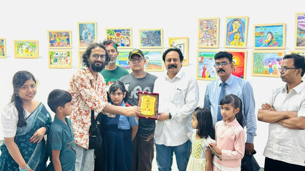 যশোরে শিশু-কিশোর পত্রিকা “দোলন”-এর উদ্যোগে দোলন আর্ট এক্সিবিশন ২০২৬-এর উদ্বোধন অনুষ্ঠিত। ছবি: সংগৃহীত