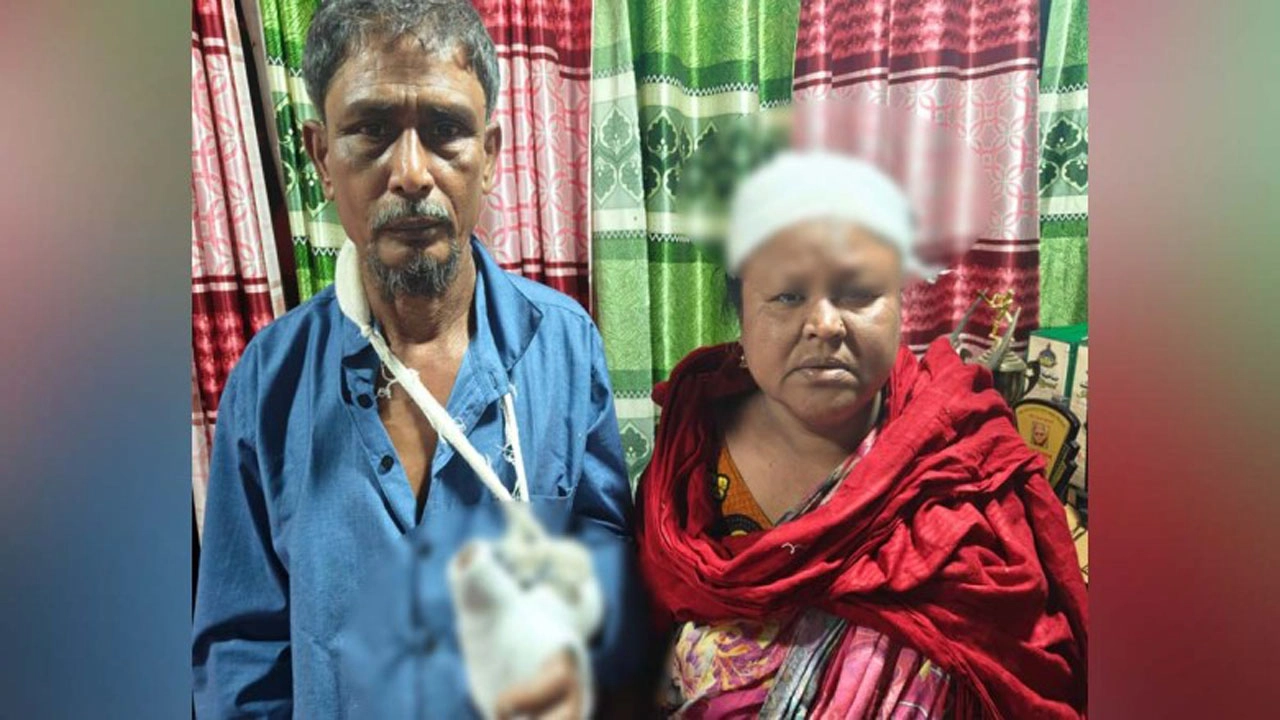 যশোরে ভাঙারি ব্যবসায়ী ও তার স্ত্রীকে মারধর করে গুরুতর জখম এবং প্রকাশ্যে গুলি করে হত্যার হুমিকর অভিযোগ। ছবি: গ্রামের কাগজ