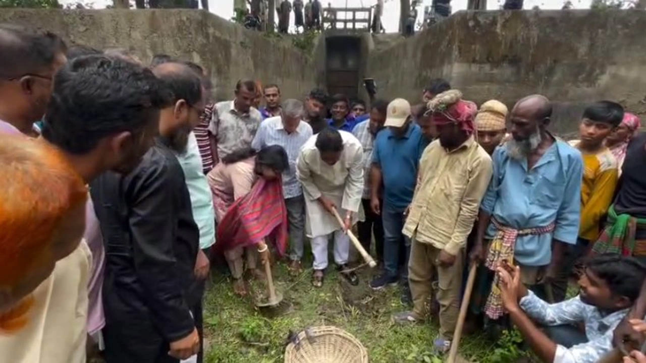 নারিকেল বাড়িয়াতে খাল খনন প্রকল্পের উদ্বোধন । ছবি : প্রতিনিধি