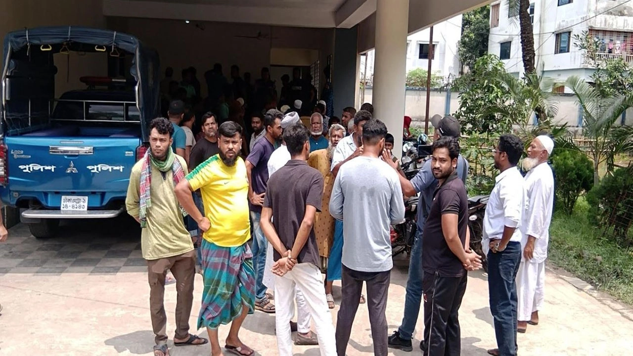 ঝুমঝুমপুর বাজারে ব্যবসায়ীদের বোমা হামলার হুমকির অভিযোগ, থানায় গিয়ে প্রতিবাদ। ছবি: গ্রামের কাগজ