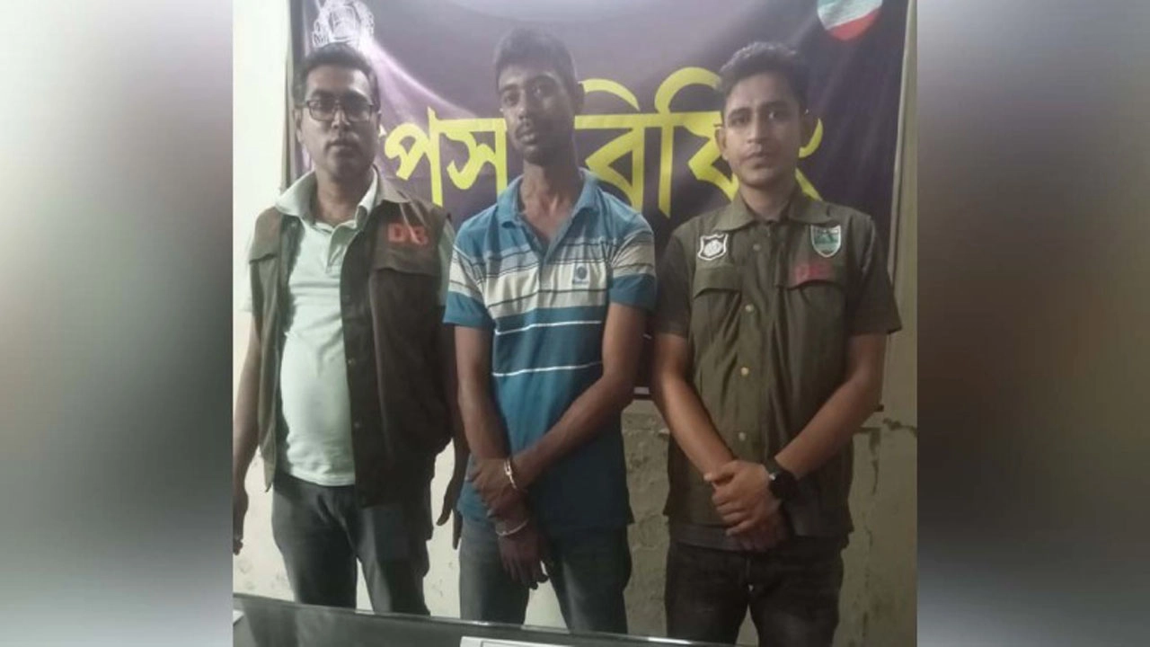 যশোরে ডিবি পুলিশের অভিযানে ১০০ পিস ইয়াবাসহ এক মাদক কারবারিকে আটক। ছবি: গ্রামের কাগজ