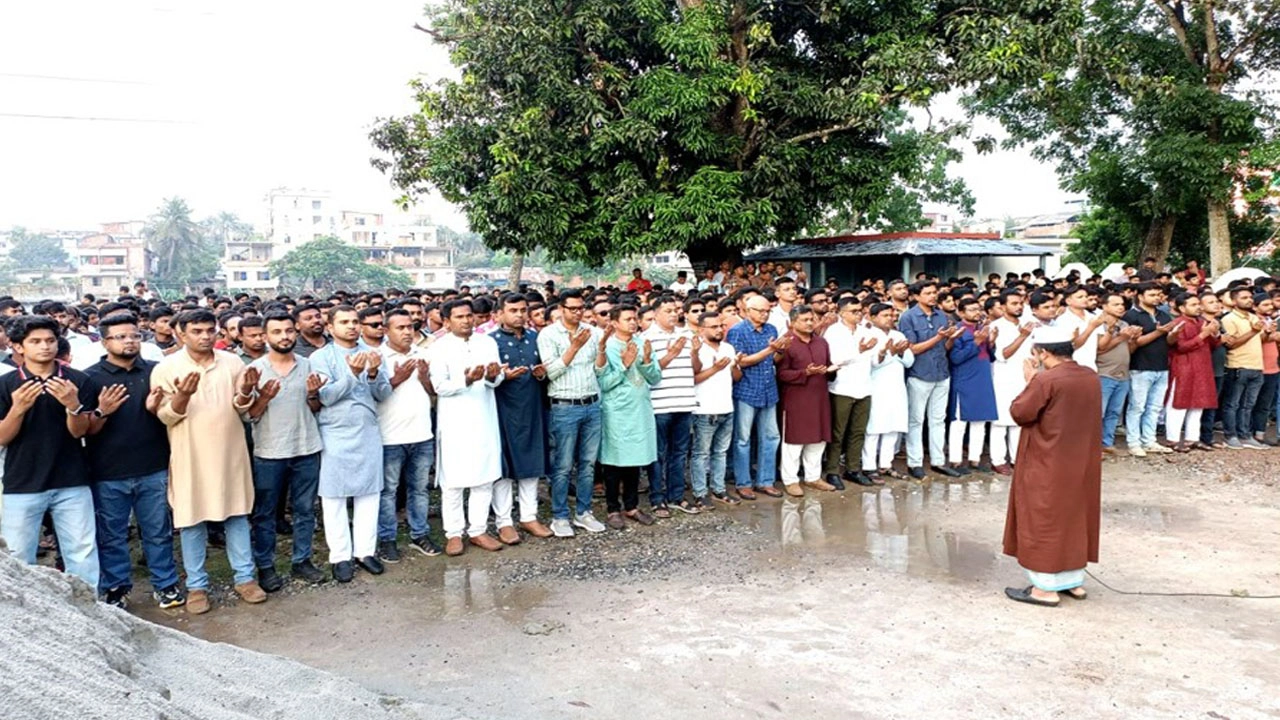যশোর জেলা ছাত্রদলের নবগঠিত কমিটির নেতৃবৃন্দ বিএনপির স্থায়ী কমিটির সদস্য সাবেক মন্ত্রি তরিকুল ইসলামের কবর জিয়ারত করেন। ছবি: গ্রামের কাগজ