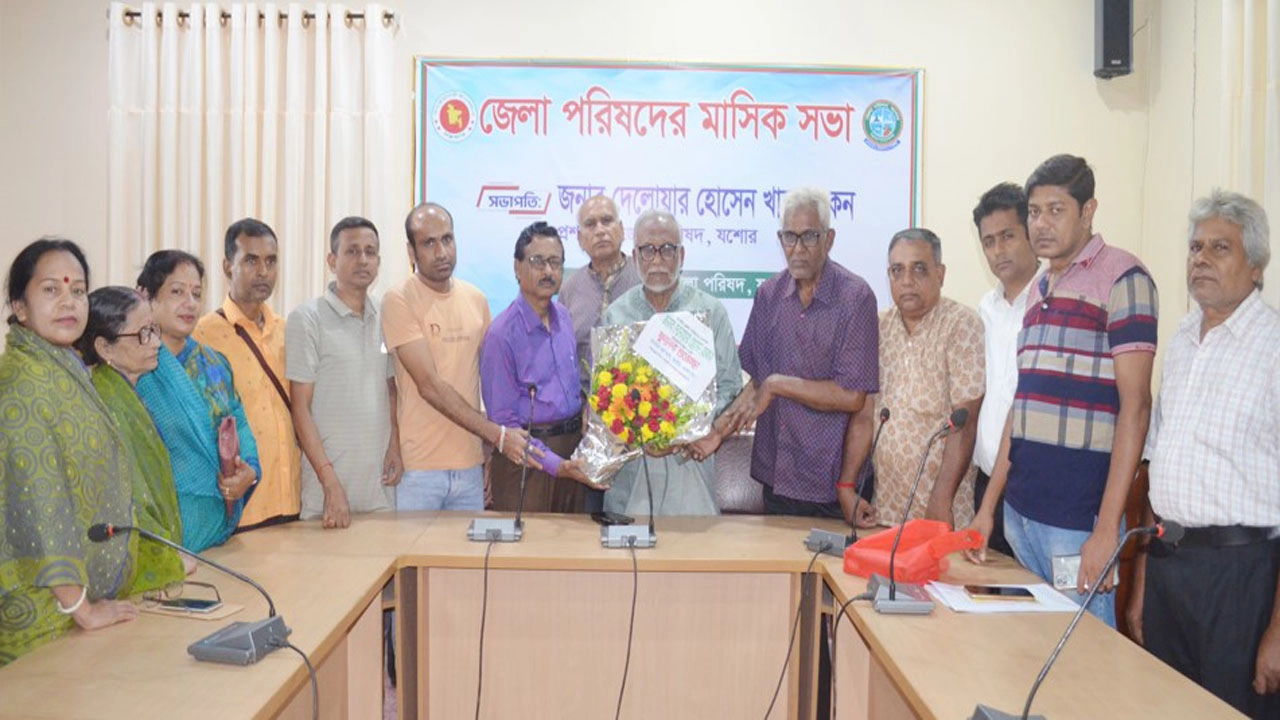 সোমবার যশোর জেলা পরিষদের প্রশাসক দেলোয়ার হোসেন খোকন কে ফুলেল শুভেচ্ছা জানান সনাতন ধর্ম সংঘ জেলা শাখার নেতৃবৃন্দ। ছবি: গ্রামের কাগজ