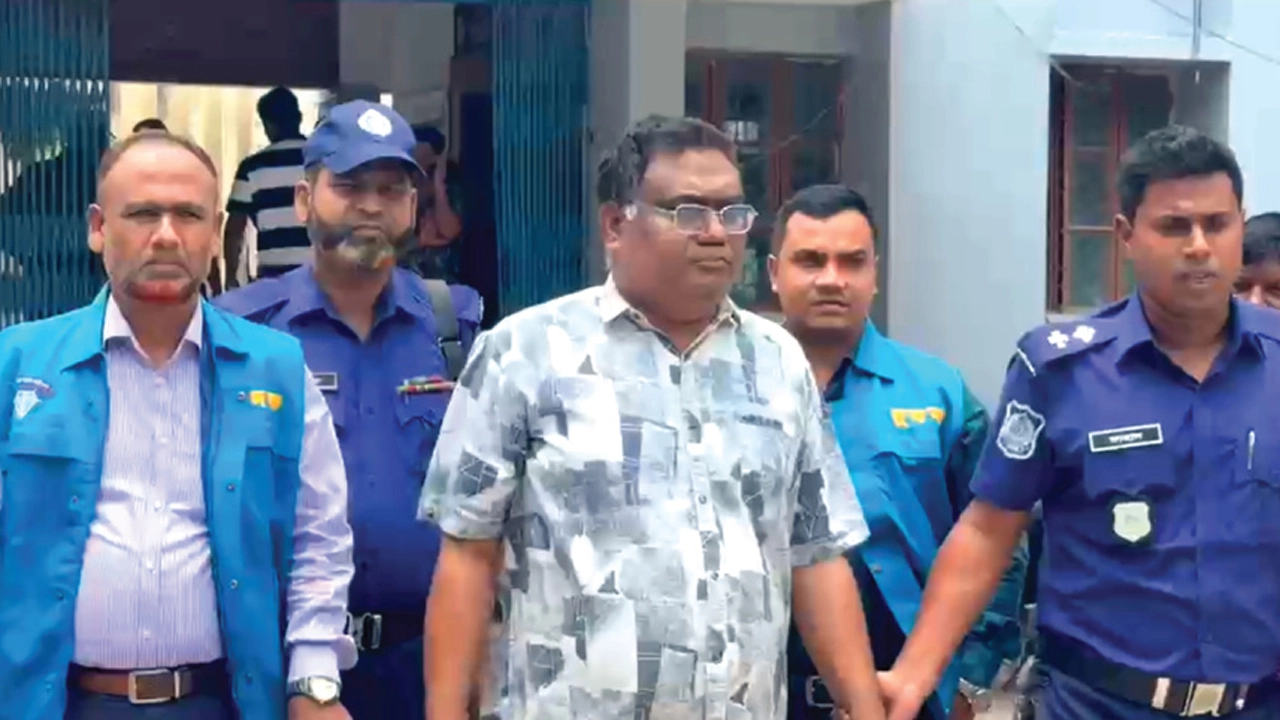 দুদকের মামলায় গ্রেপ্তার শাহজাদপুরের পিআইও আবুল কালাম আজাদ