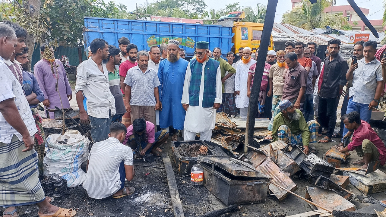 মোরেলগঞ্জে অগ্নিকাণ্ডে ৬ দোকান পুড়ে ছাই, ক্ষতি ৩০ লাখ টাকা