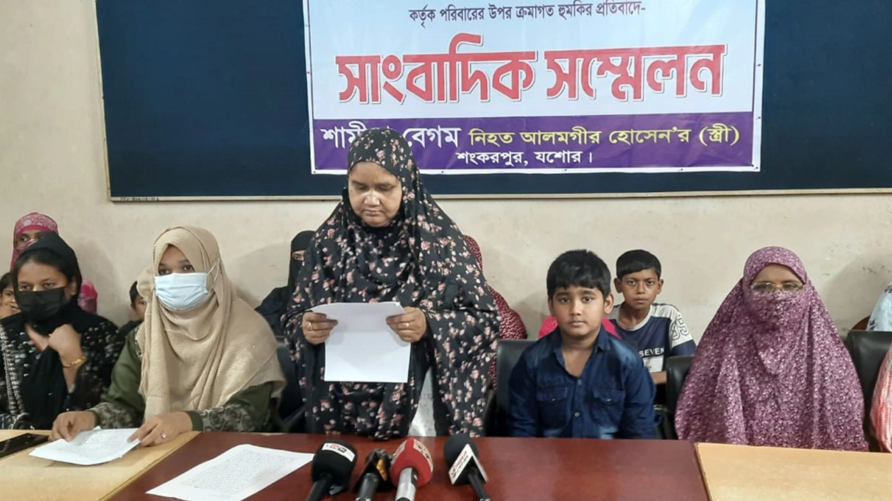 প্রেসক্লাব যশোরে এক সংবাদ সম্মেলনে নিহত আলমগীরের স্ত্রী শামীমা বেগম।
