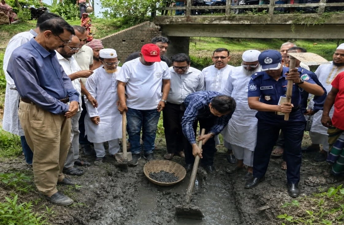 মণিরামপুরের মশ্বিমনগর ইউনিয়নের বেনেখালি খাল পুনঃখনন কাজের উদ্বোধন করেন উপজেলা নির্বাহী কর্মকর্তা সম্রাট হোসেন। ছবি: প্রতিনিধি