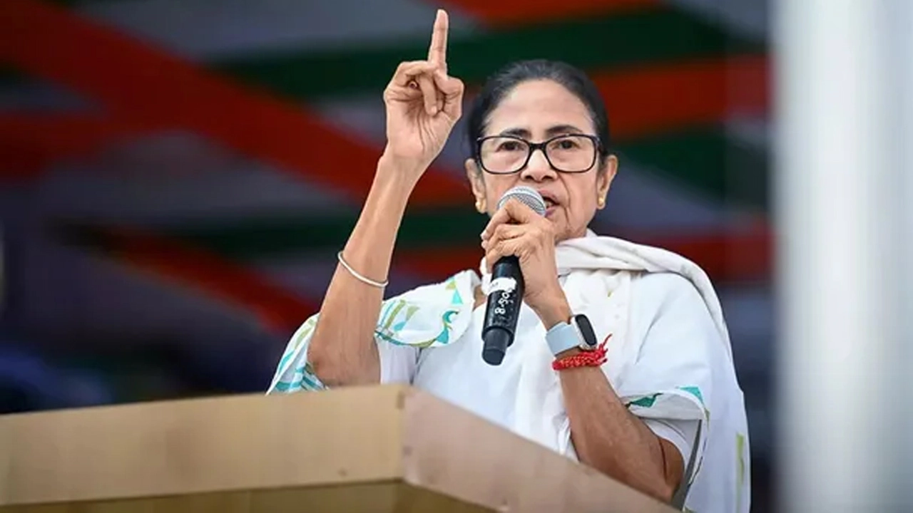 মমতা ব্যানার্জীর উত্থান ছিল একেবারেই আলাদা।
