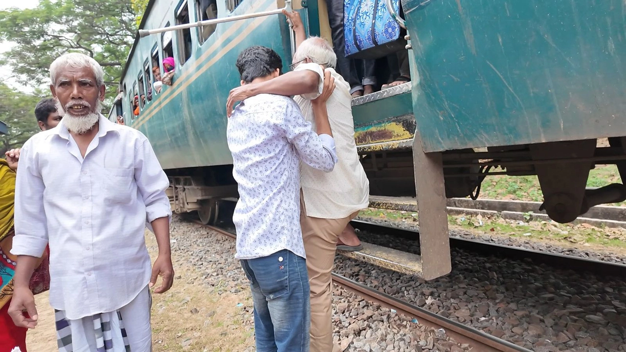 স্টেশনে নেই র‍্যাম্প, ট্রেনে উঠানামার সময় পা ভাঙছে যাত্রীদের