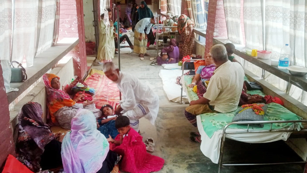 বারান্দার মেঝেতে অনেকটা মানবেতর অবস্থায় দিন কাটাচ্ছেন রোগীরা।