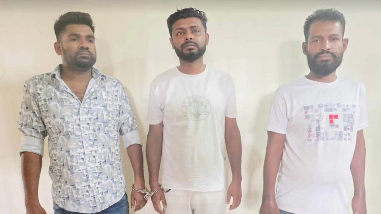 আটক জাকির হোসেন, জাহাঙ্গীর হোসেন ও মারুফ হোসেন সুমন । ছবি : গ্রামের কাগজ