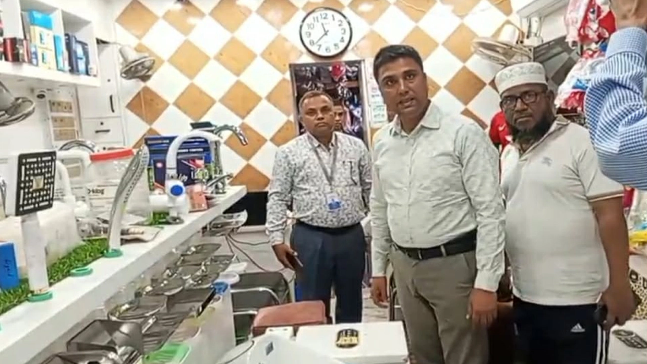 যশোর শহরের পাইপপট্টি বাজারে নকল পানির পাম্প বিক্রির অভিযোগে অভিযান চালিয়েছে জাতীয় ভোক্তা অধিকার সংরক্ষণ অধিদপ্তর। ছবি: গ্রামের কাগজ