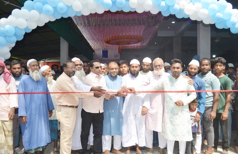 বুধবার যশোরের মোনহরপুর এনায়েতপুর গ্রামে বেস্ট ব্রেড এন্ড বেকারী ফ্যাক্টারির উদ্বোধন করেন বিশিষ্ঠ ব্যাবসায়ী ও বিএনপি নেতা রেজাউল ইসলাম। ছবি: গ্রামের কাগজ