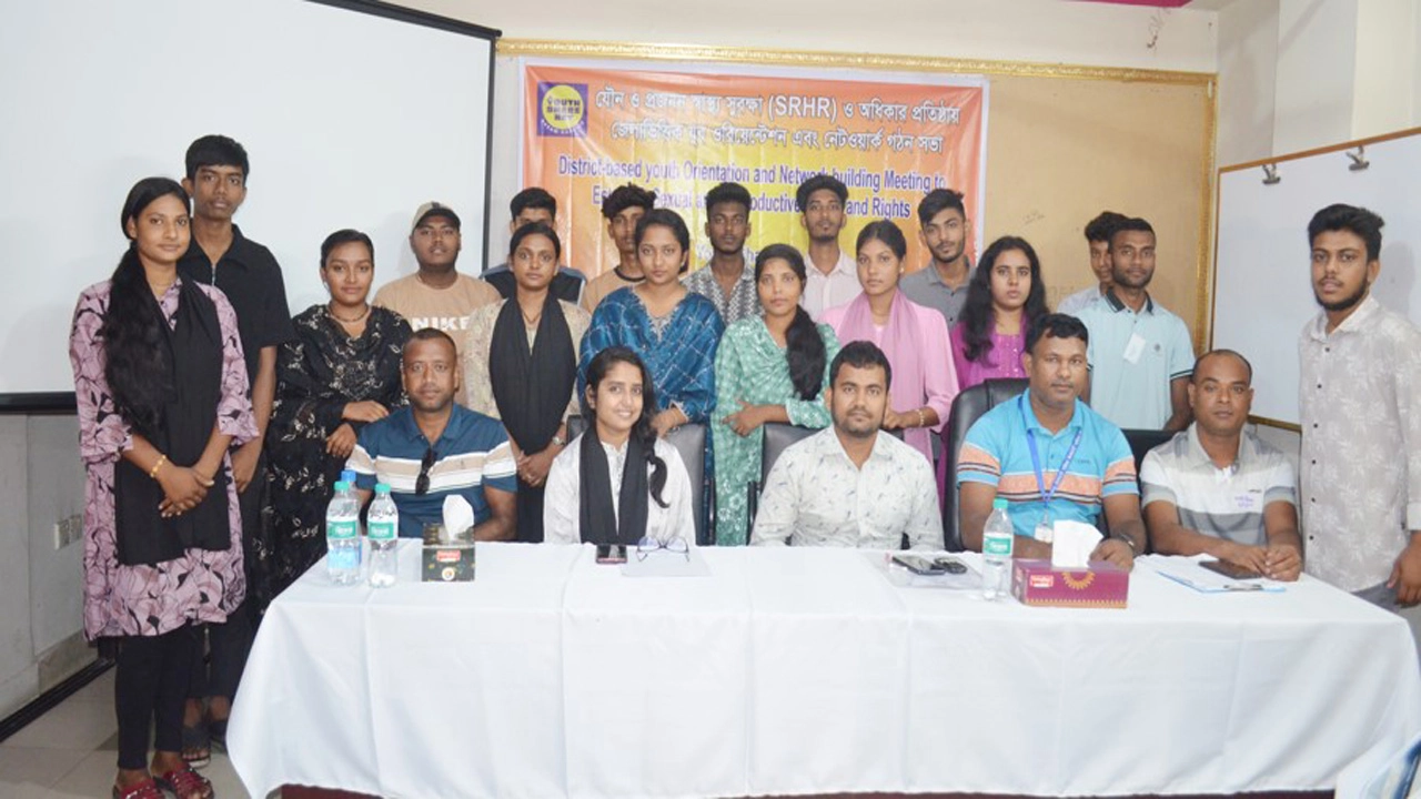বুধবার যশোর জয়তী সোসাইটির সভাকক্ষে ইয়ুথ শেয়ার নেট প্রকল্প দলিত খুলনার উদ্যোগে যৌন ও প্রজনন স্বাস্থ্য সুরক্ষা ও অধিকার প্রতিষ্ঠায় জেলা ভিত্তিক যুব ওরিয়েন্টেশন এবং নেটওয়ার্ক গঠন সভায় প্রধান অতিথি ছিলেন মহিলা বিষয়ক অধিদপ্তরের চাইল্ড রাইটস অফিসার আবু সাঈদ সরদার। ছবি: গ্রামের কাগজ