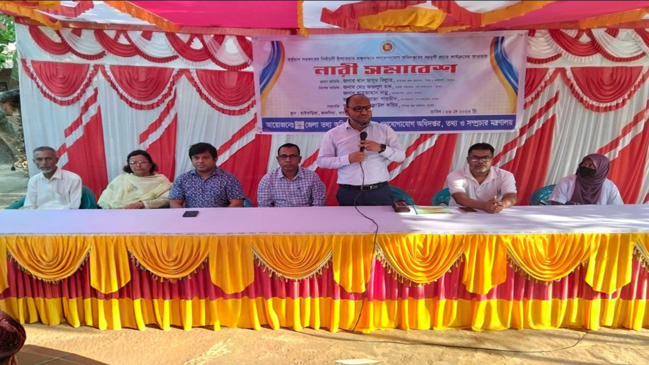 বুধবার বিকালে বাঘারপাড়া উপজেলার দোহাকুলা ইউনিয়নে নারী সমাবেশে প্রধান অতিথি হিসেবে উপস্থিত ছিলেন অতিরিক্ত জেলা প্রশাসক (শিক্ষা ও আইসিটি) খান মাসুম বিল্লাহ। ছবি: গ্রামের কাগজ
