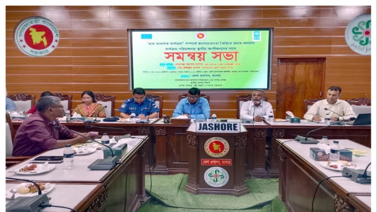 গ্রাম আদালতের সাফল্য নিয়ে বক্তব্য দিচ্ছেন স্থানীয় সরকারের উপপরিচালক রফিকুল হাসান।