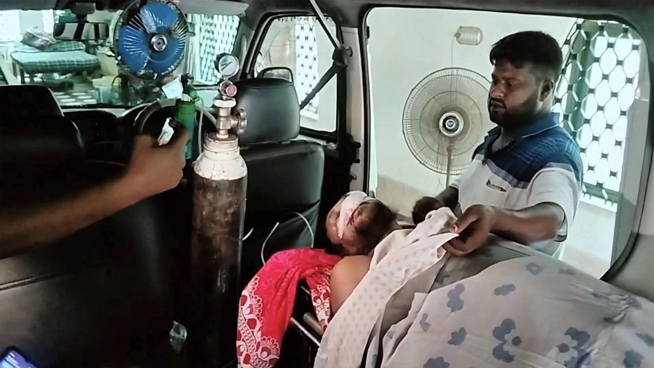 অভয়নগর উপজেলা স্বাস্থ্য কমপ্লেক্সের জরুরি বিভাগে চিকিৎসা কার্যক্রম