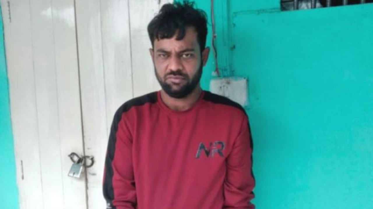 যশোরে হত্যাসহ ১৪টি মামলার আসামি শরিফুল ইসলাম জিতু গ্রেফতার। ছবি: গ্রামের কাগজ