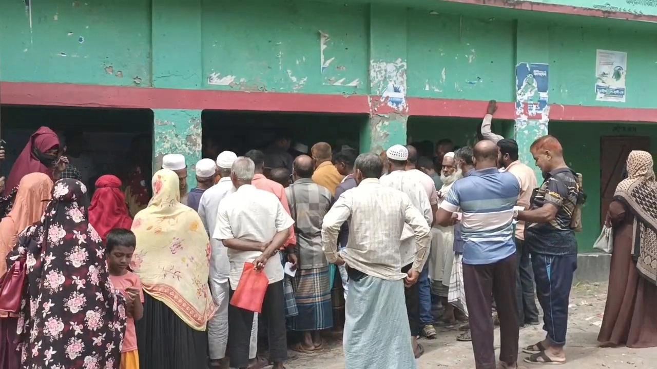 রাজাপুরে ভিজিএফ চাল বিতরণে অনিয়মের অভিযোগ