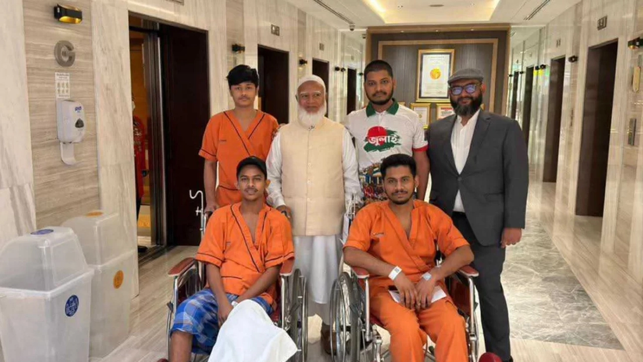 থাইল্যান্ডের ব্যাংককে ভেজথানি ইন্টারন্যাশনাল হাসপাতালে চিকিৎসাধীন আহত জুলাই যোদ্ধাদের খোঁজখবর নিলেন জামায়াত আমির।