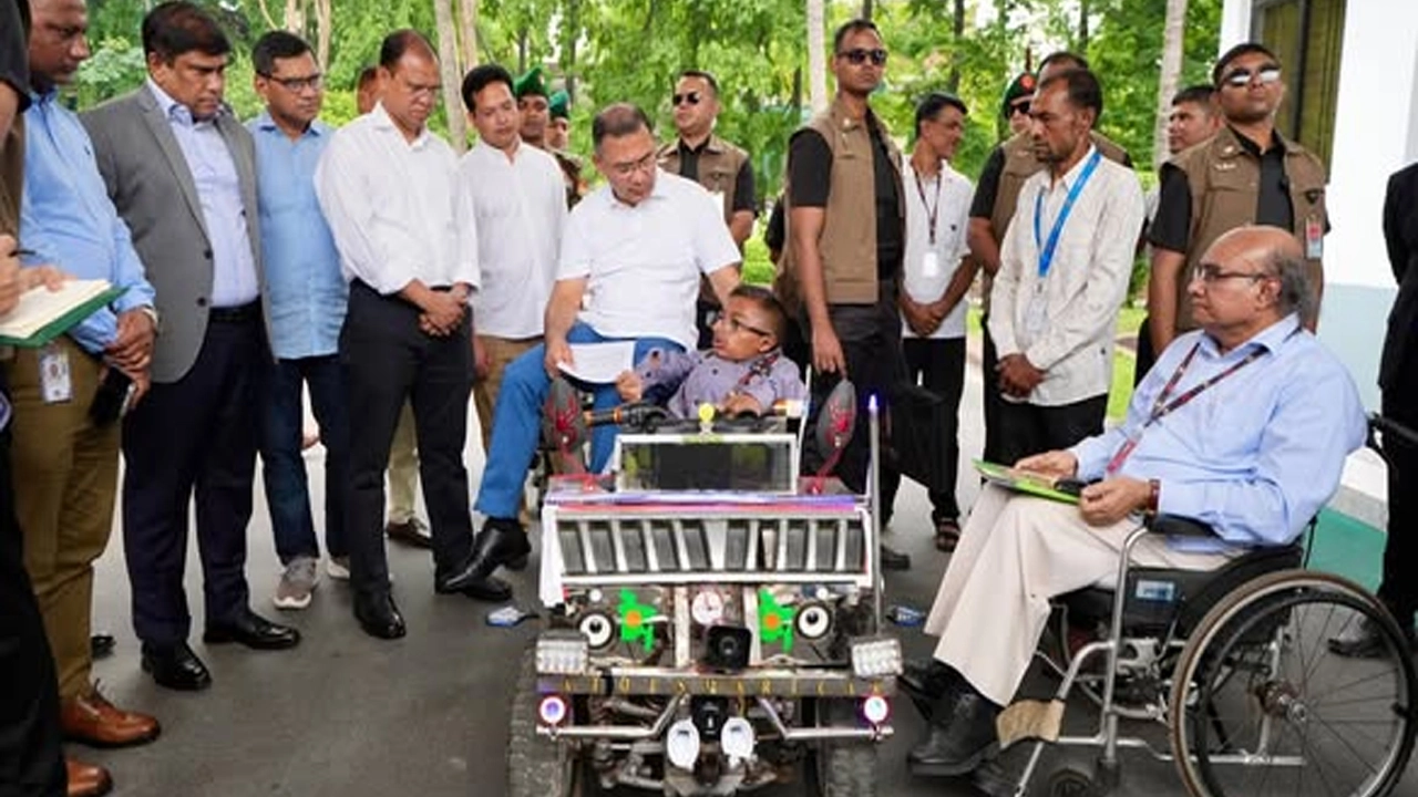 প্রতিবন্ধী ওয়াকিমুলের স্মার্ট কারে চড়লেন প্রধানমন্ত্রী