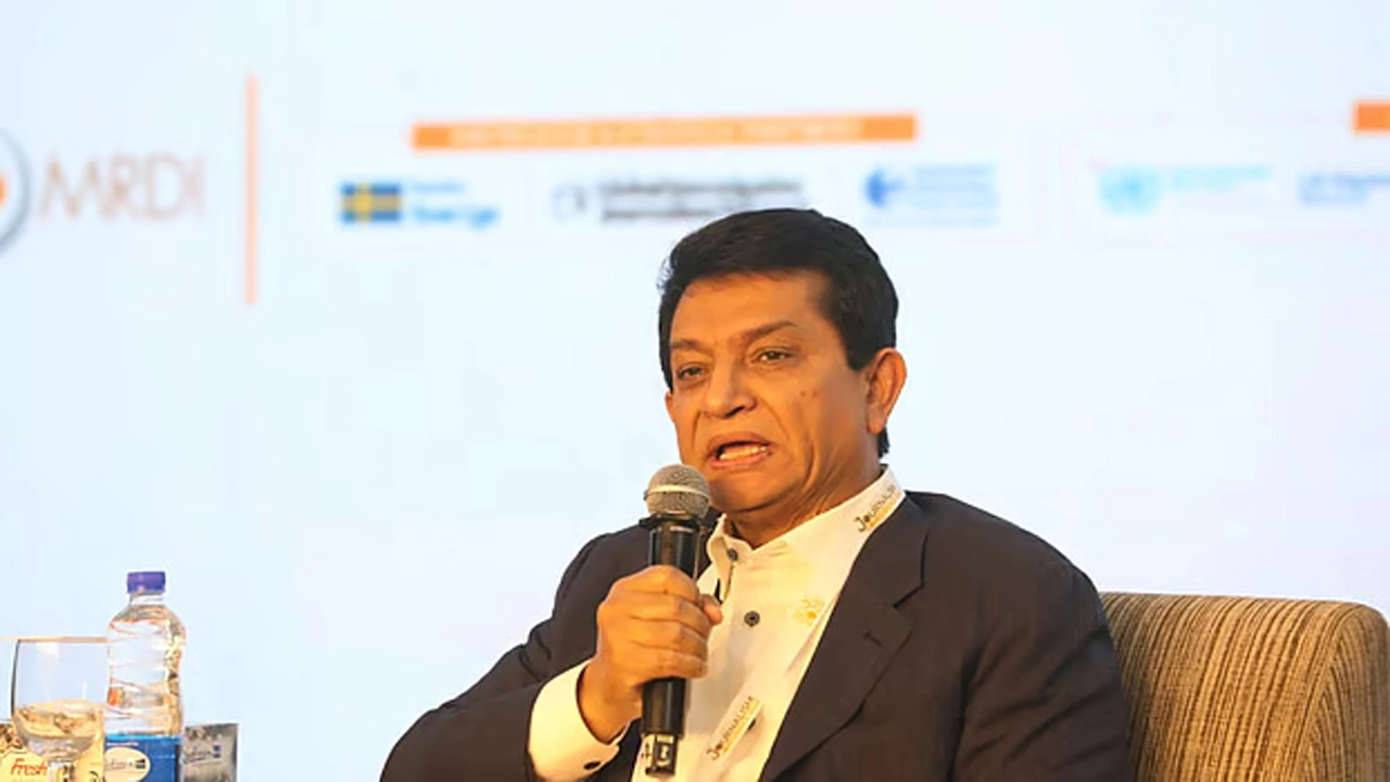 বক্তব্য দেন এ কে আজাদ।