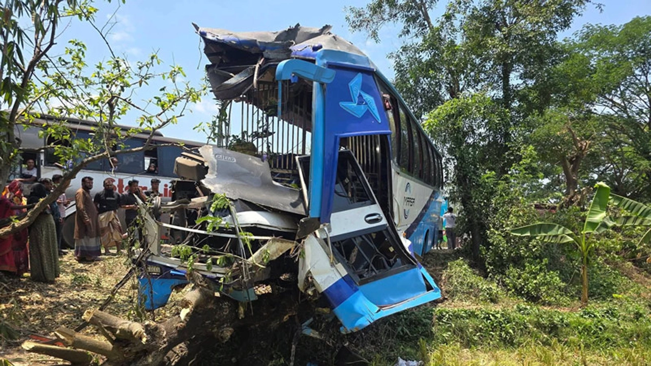 চট্টগ্রামে দুই বাসের মুখোমুখি দুর্ঘটনায় নিহত ৪, আহত ২০