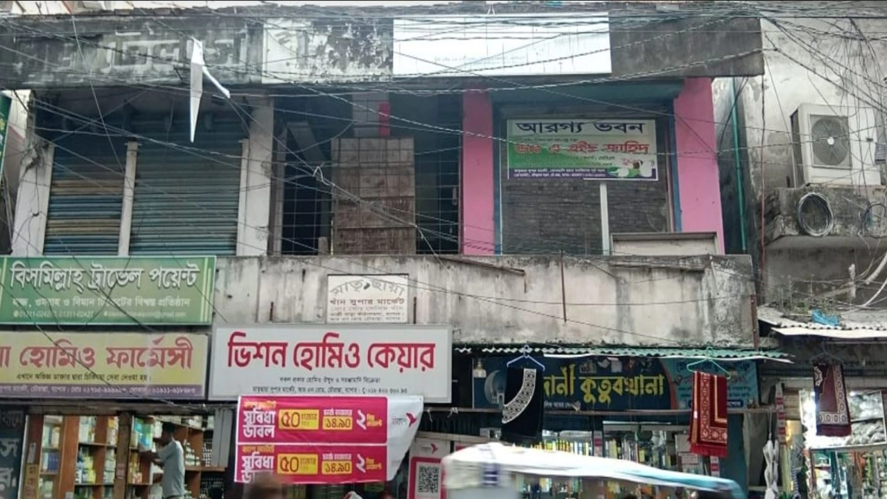 চৌরাস্তা মোড় এলাকার মাতৃছায়া খান সুপার মার্কেটে সংঘবদ্ধ চুরি। ছবি: গ্রামের কাগজ