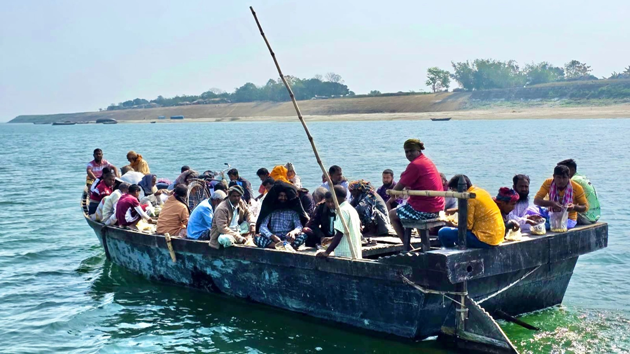 গোদাগাড়ীতে খেয়াঘাট ইজারা বাতিলের দাবিতে প্রধানমন্ত্রীর কাছে খোলা চিঠি