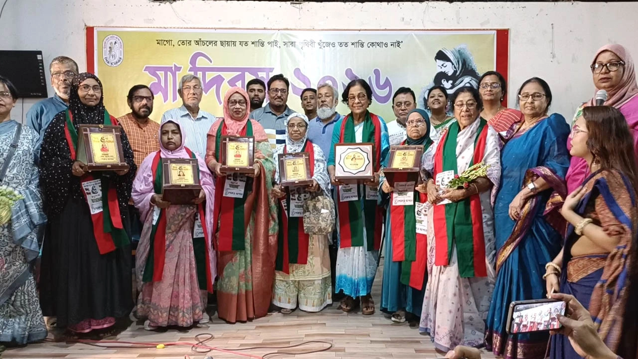রত্নগর্ভা মায়েদের সম্মাননা প্রদান । ছবি : গ্রামের কাগজ