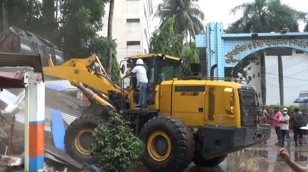সরকারি খাস জমি উদ্ধার ও অবৈধ স্থাপনা উচ্ছেদে টানা দ্বিতীয় দিনের মতো অভিযান । ছবি : গ্রামের কাগজ