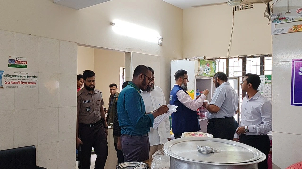 রুয়েটে নিরাপদ খাদ্য নিশ্চিতে যৌথ অভিযান, ৫ প্রতিষ্ঠানকে জরিমানা