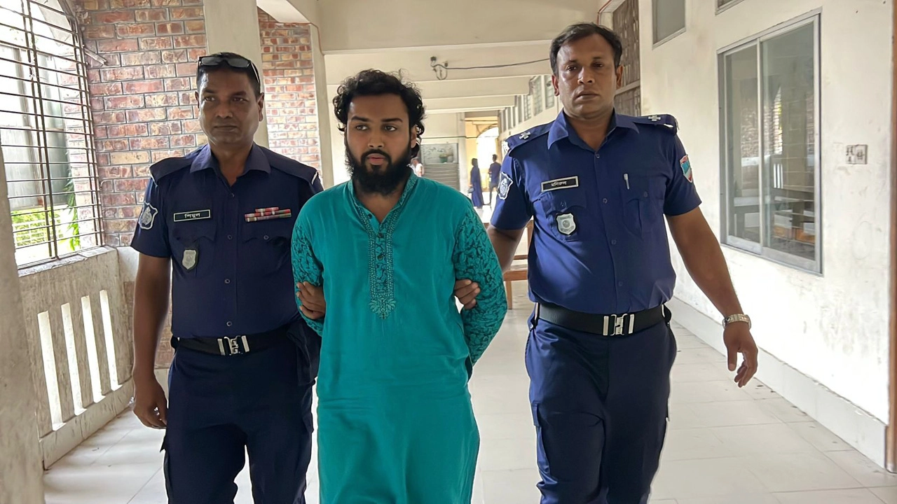 তালাকপ্রাপ্ত স্ত্রীকে ধর্ষণের অভিযোগে আটক হয়েছেন আনসার আল ইসলামের যশোর জেলা কমান্ডারখ্যাত তনিম বিশ্বাস। ছবি: গ্রামের কাগজ