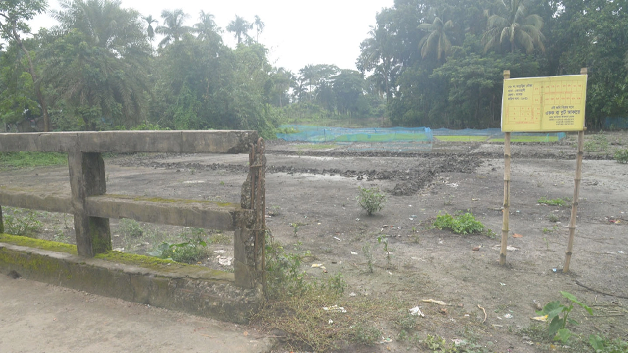 ভাতুড়িয়ায় এই কালভার্টের দক্ষিণপাশে নদী আছে, উত্তরপাশে নদী নেই। মুক্তেশ্বরী ভরাট করে এখানে প্লট বিক্রির সাইনবোর্ড টানিয়ে দেয়া হয়েছে।