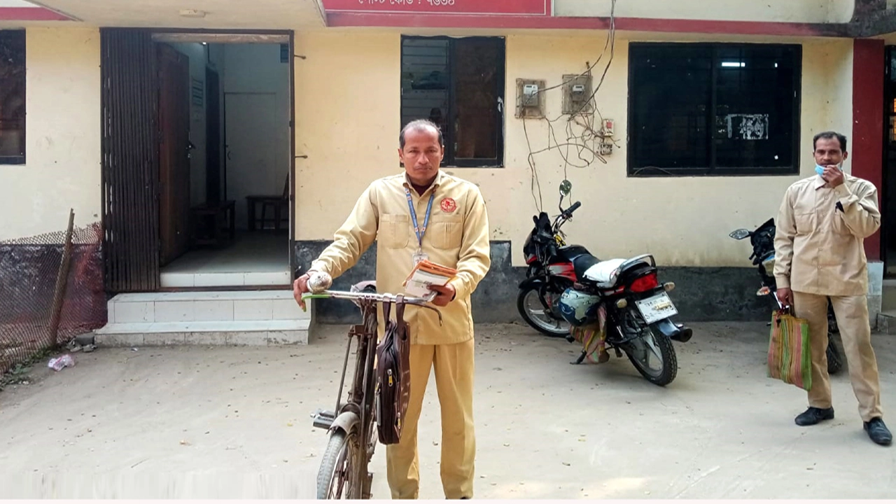চিঠিপত্র বিলি করার জন্য মাগুরার মহম্মদপুর উপজেলা পোস্ট অফিস থেকে বের হচ্ছেন সুধাংশু শেখর রায় ¦ ছবি: এস আর এ হান্নান