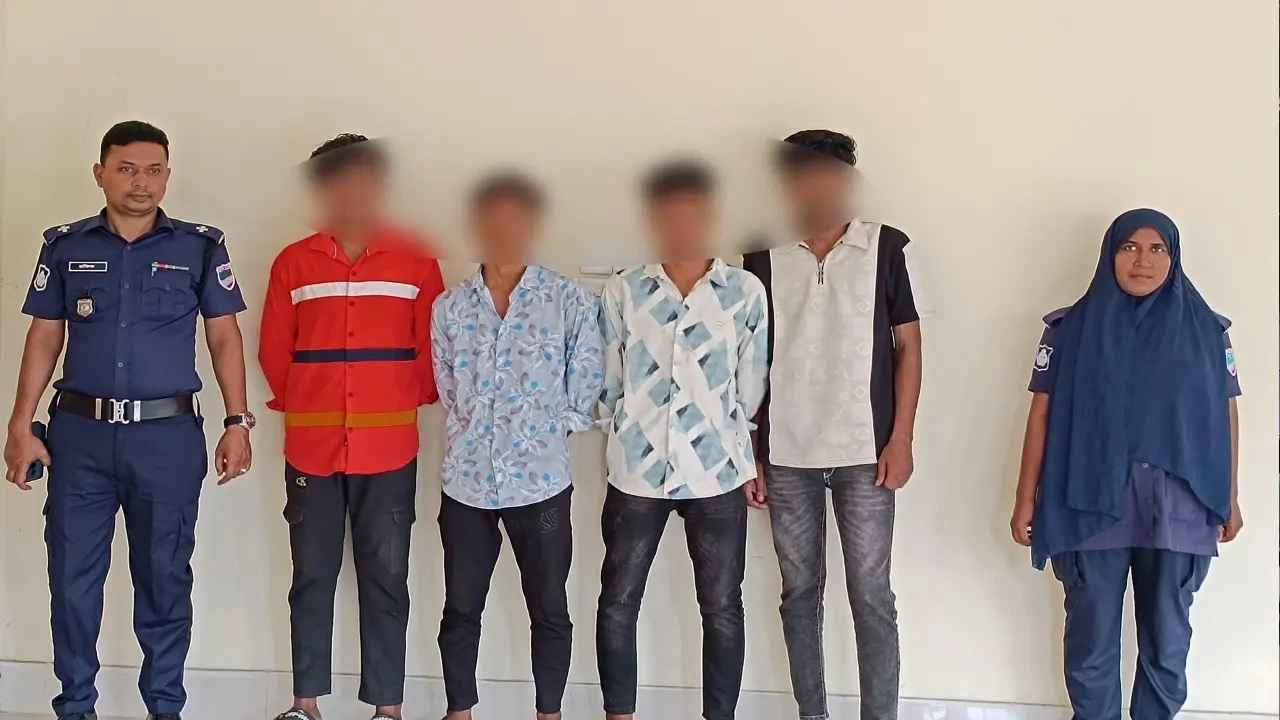 আটক কিশোর গ্যাংয়ের চার সদস্য। ছবি: সংগৃহীত