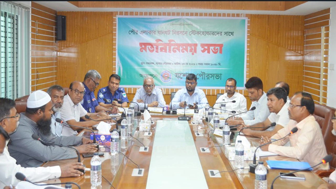 বুধবার যশোর পৌরসভার উদ্যোগে পৌরসভার সভাকক্ষে পৌর এলাকায় যানযট নিরসনে স্টেকহোল্ডারদের সাথে মতবিনিময় সভায় প্রধান অতিথির বক্তৃতা করেন জেলা পরিষদের প্রশাসক দেলোয়ার হোসেন খোকন। ছবি: গ্রামের কাগজ