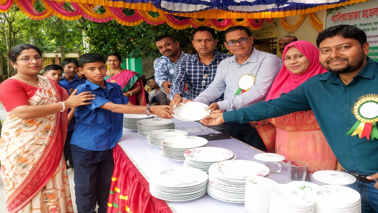 যশোর সদরের বালিয়াডাঙ্গা মডেল সরকারি প্রাথমিক বিদ্যালয়ে উৎসবমুখর পরিবেশে অনুষ্ঠিত হয়েছে বার্ষিক ক্রীড়া ও সাংস্কৃতিক প্রতিযোগিতার পুরস্কার বিতরণ। ছবি: গ্রামের কাগজ