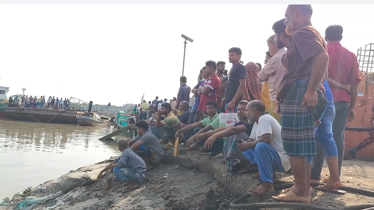 মোংলা নদীতে ট্রলার থেকে পড়ে চালক নিখোঁজ