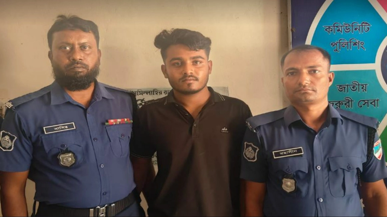 যশোরের শার্শায় এক কিশোরীকে ধর্ষণের অভিযোগে প্রধান আসামি আটক। ছবি: গ্রামের কাগজ