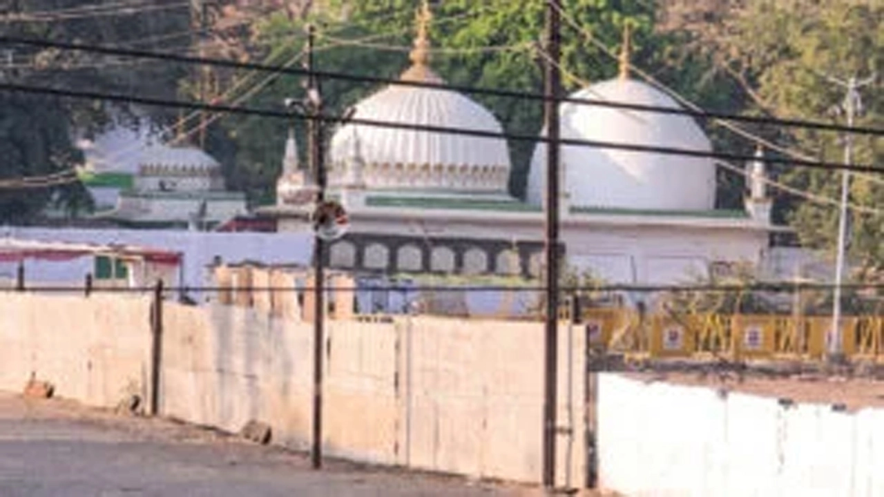 ভারতের ঐতিহাসিক কামাল মওলা মসজিদকে মন্দির ঘোষণা