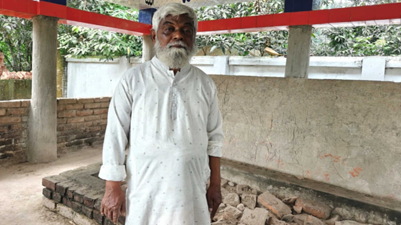 নিজের কবর নির্মাণ করে প্রতিদিন পরিচর্যা করছেন আব্দুর লতিফ