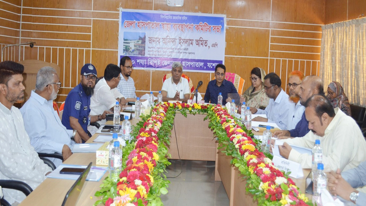 শনিবার যশোর ২৫০ শয্যা জেনারেল হাসপাতাল সভাকক্ষে জেলা হাসপাতাল স্বাস্থ্য ব্যবস্থাপনা কমিটির সভায় সভাপতির বক্তৃতা করেন বিদ্যুৎ, জ্বালানী ও খনিজ সম্পদ প্রতিমন্ত্রী অনিন্দ্য ইসলাম অমিত। ছবি: গ্রামের কাগজ