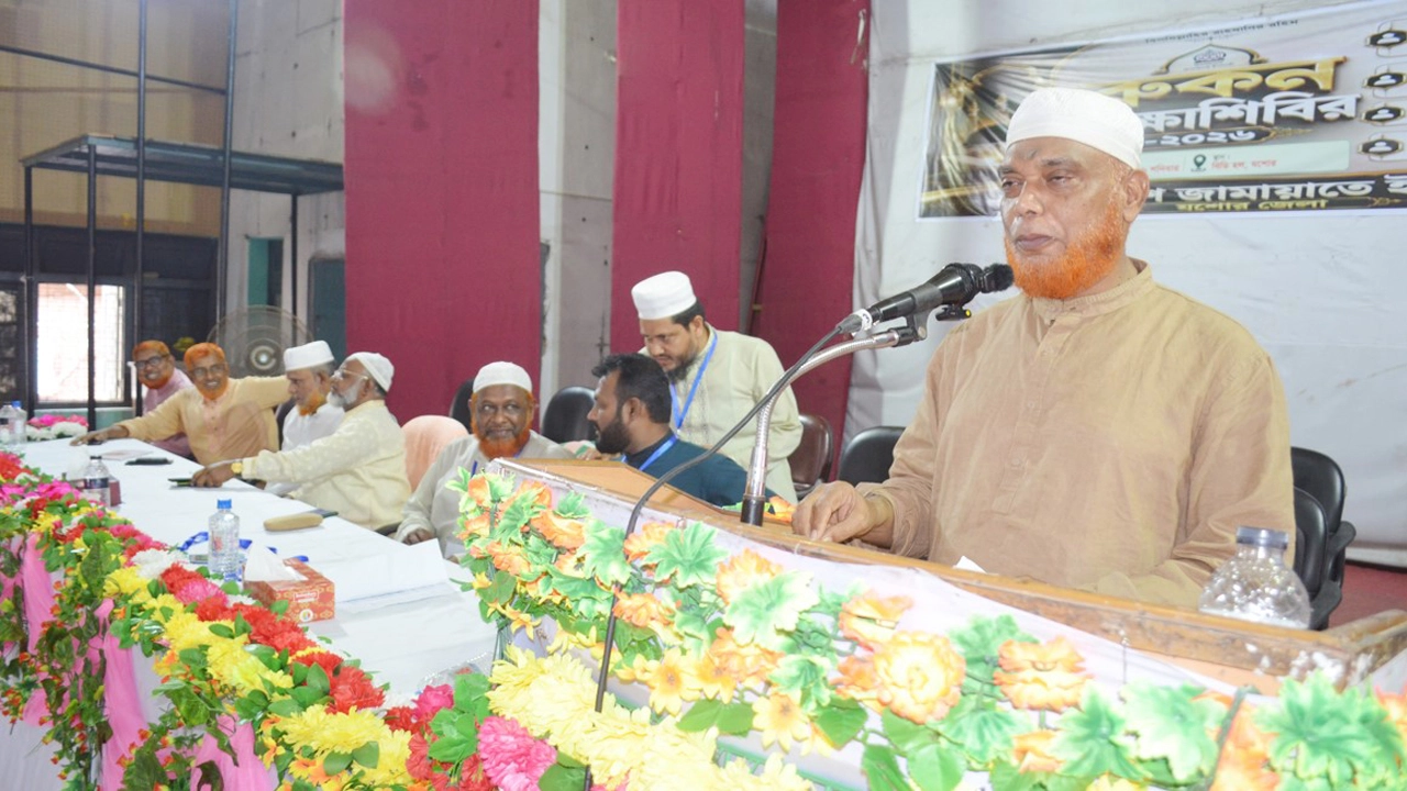 শনিবার জেলা পরিষদ মিলনায়তনে বাংলাদেশ জামায়াতে ইসলামী যশোর জেলার রুকন শিক্ষাশিবির অনুষ্ঠানে প্রধান অতিথির বক্তৃতা করেন কেন্দ্রীয় নির্বাহী পরিষদের সদস্য ও যশোর কুষ্টিয়া অঞ্চল পরিচালক মোবারক হোসেন। ছবি: গ্রামের কাগজ