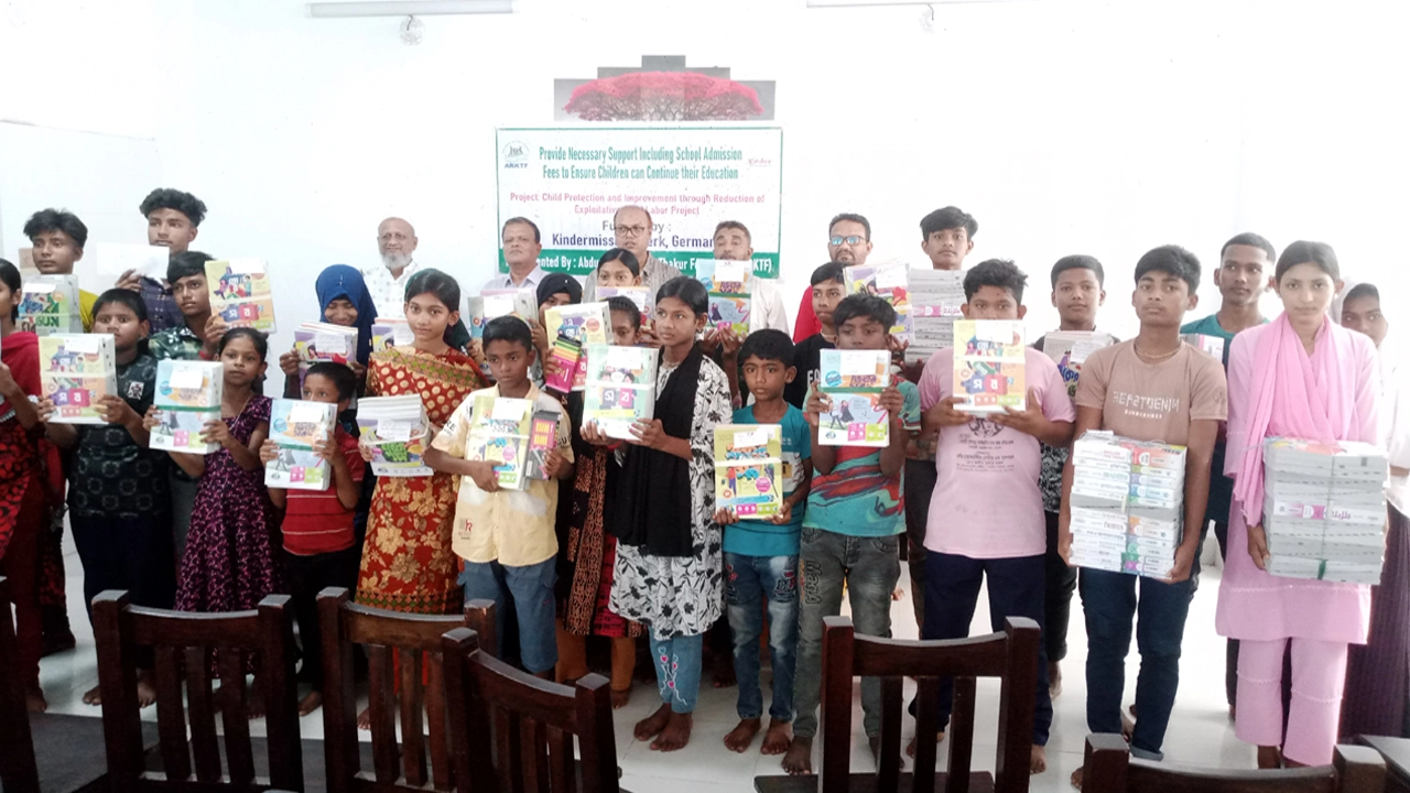 অভয়নগরে ৩৭ শিক্ষার্থী পরিবারকে সহায়তা দিল আবদুর রশীদ খান ঠাকুর ফাউন্ডেশন