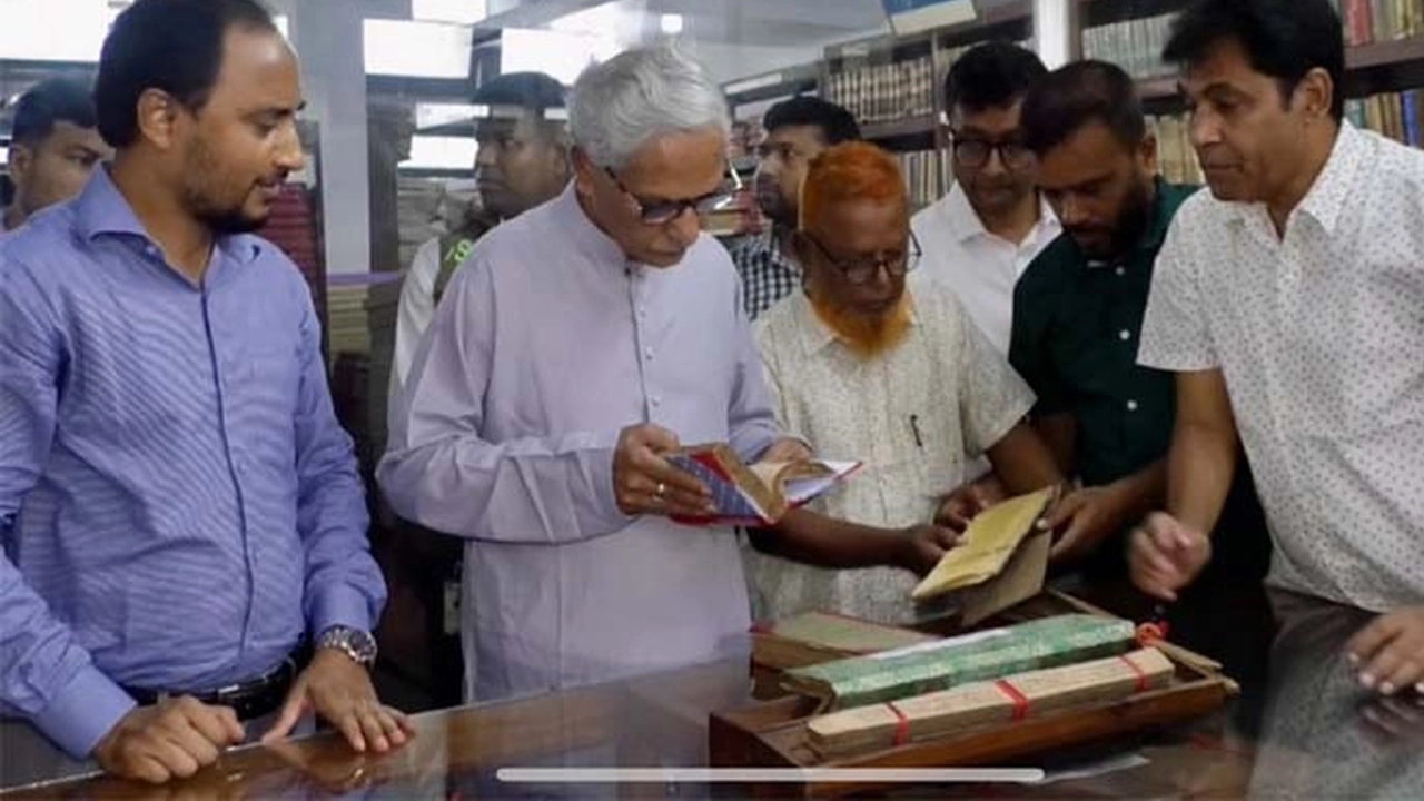 আজ যশোর সফরের অংশ হিসেবে সংস্কৃতিমন্ত্রী নিতাই রায় চৌধুরী ইনস্টিটিউট পাবলিক লাইব্রেরি পরিদর্শন করেন।