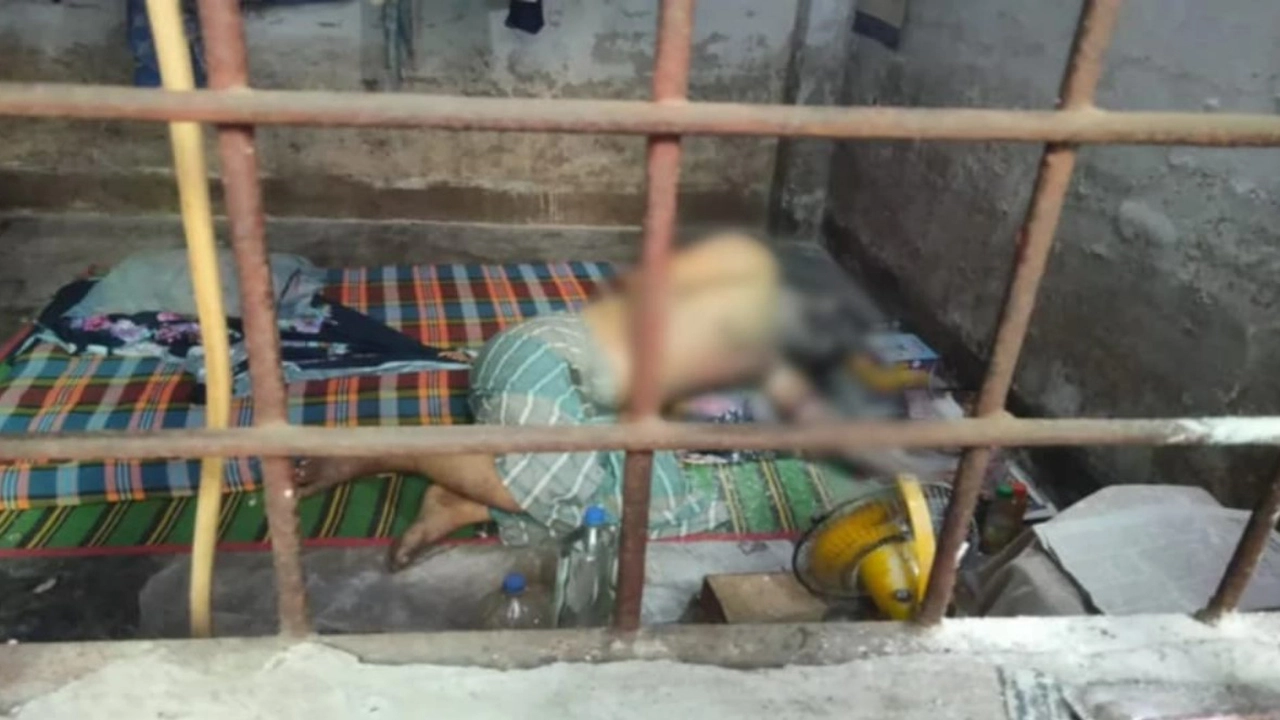 যশোর শহরের স্বপ্ন বিলাস ছাত্রাবাস থেকে যুবকের মরদেহ উদ্ধার। ছবি: গ্রামের কাগজ
