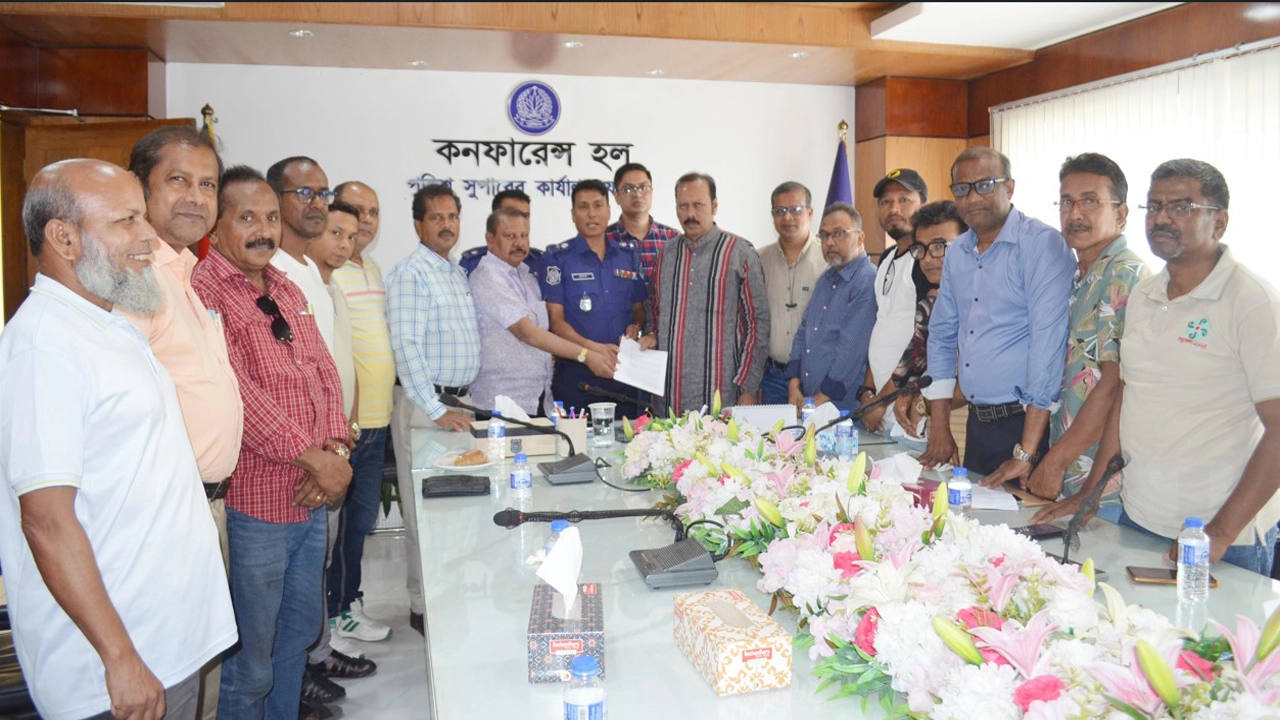 রোববার যশোর পুলিশ সুপার সৈয়দ রফিকুল ইসলামের নিকট স্বারকলীপী প্রদান করেন প্রেসক্লাব যশোরসহ ৬টি সংগঠনের নেতৃবৃন্দ। ছবি: গ্রামের কাগজ