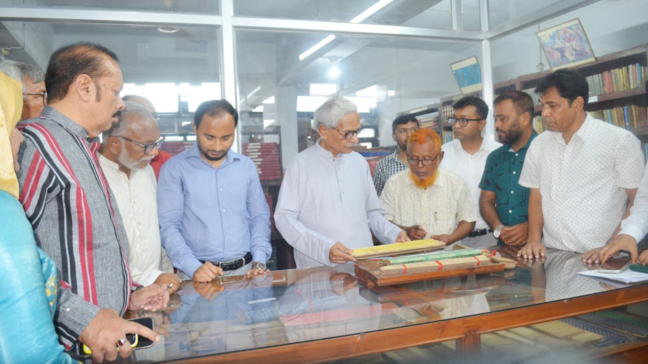 রোববার যশোর ইনস্টিটিউট পাবলিক লাইব্রেরী পরিদর্শন করেন সংস্কৃতি মন্ত্রী অ্যাডভোকেট নিতাই রায় চৌধুরী এমপি। ছবি: গ্রামের কাগজ